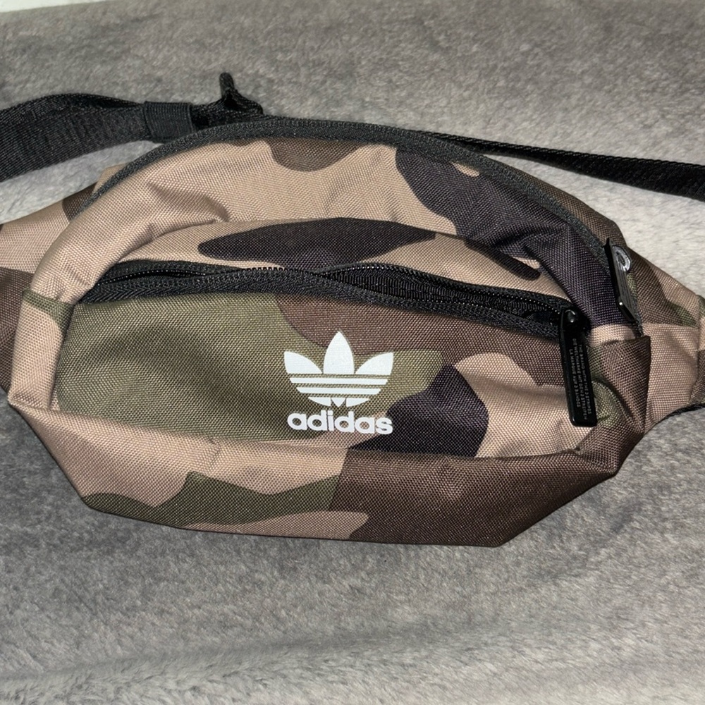 Adidas camo fanny pack 2/22$!
